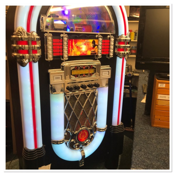 NOVELTY JUKEBOX AT RADIOWAVES (www.rwer.co.uk)